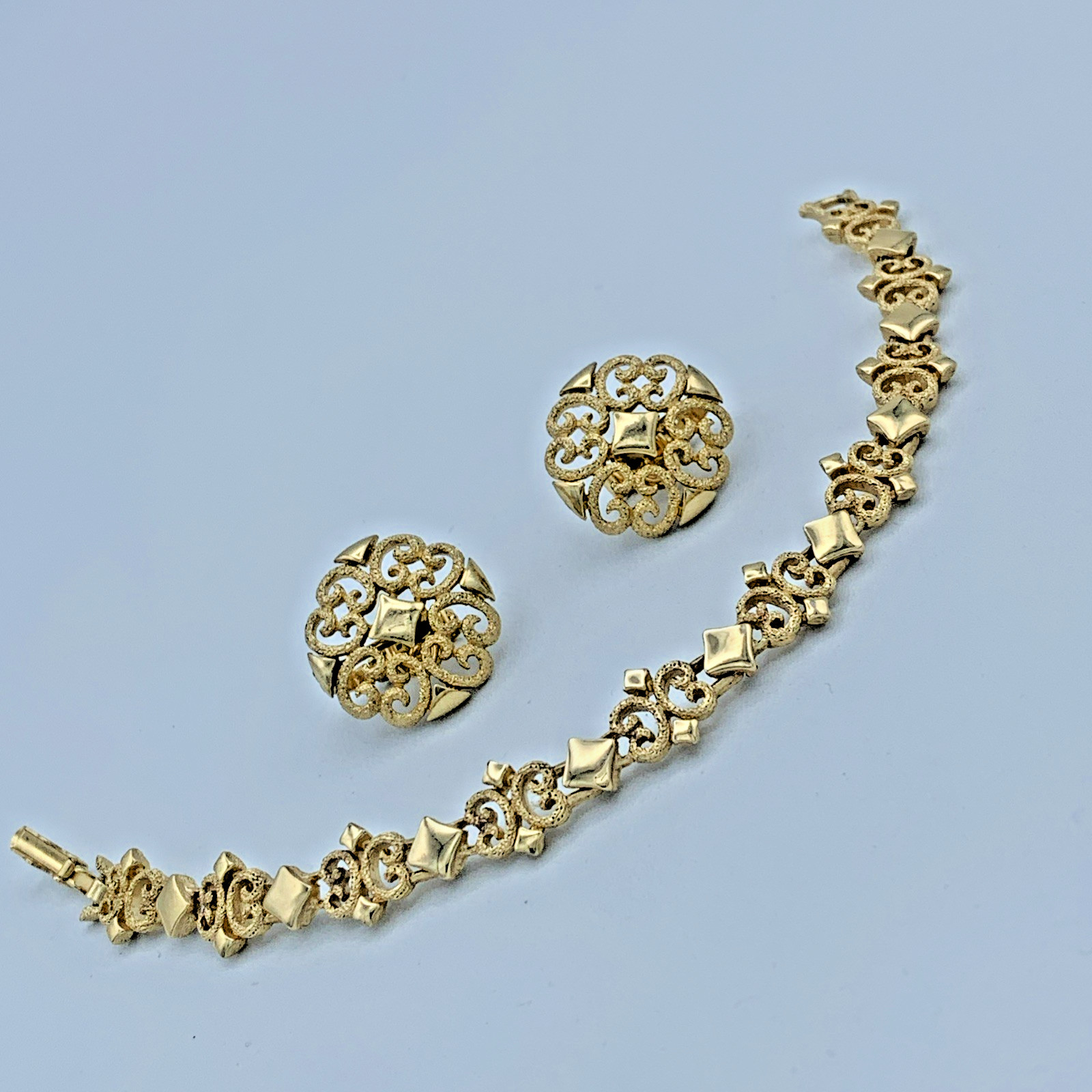 Avon 1971 Pretenders Gold Tone 7 inch Bracelet And Clip On Earrings B6-85