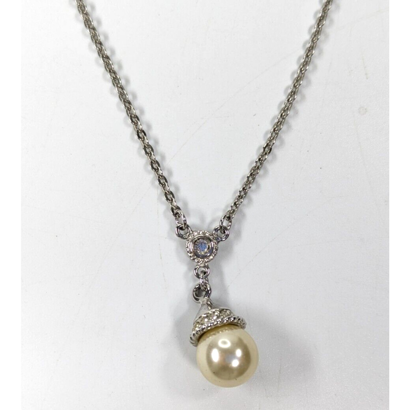 VTG White/Cream Faux Pearl Drop Pendant Silver Tone Station Chain Necklace 16″