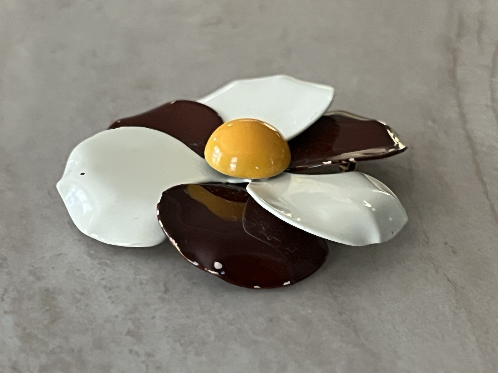 VTG 60’s White & Brown Enamel Yellow Center Daisy Flower Pinwheel Brooch Pin