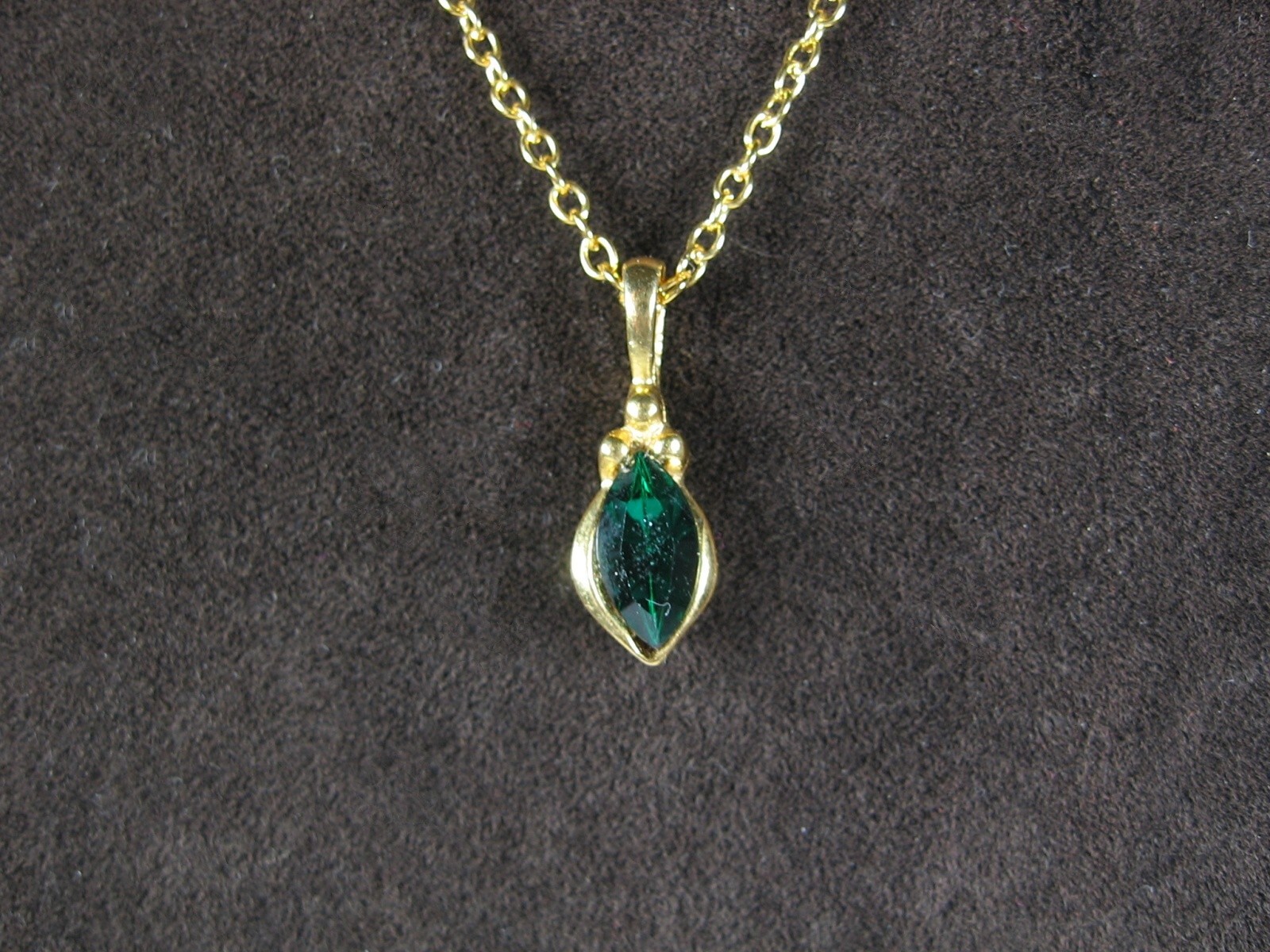 DEEP DARK GREEN MARQUISE RHINESTONE Pendant Vintage NECKLACE Goldtone Chain 16″