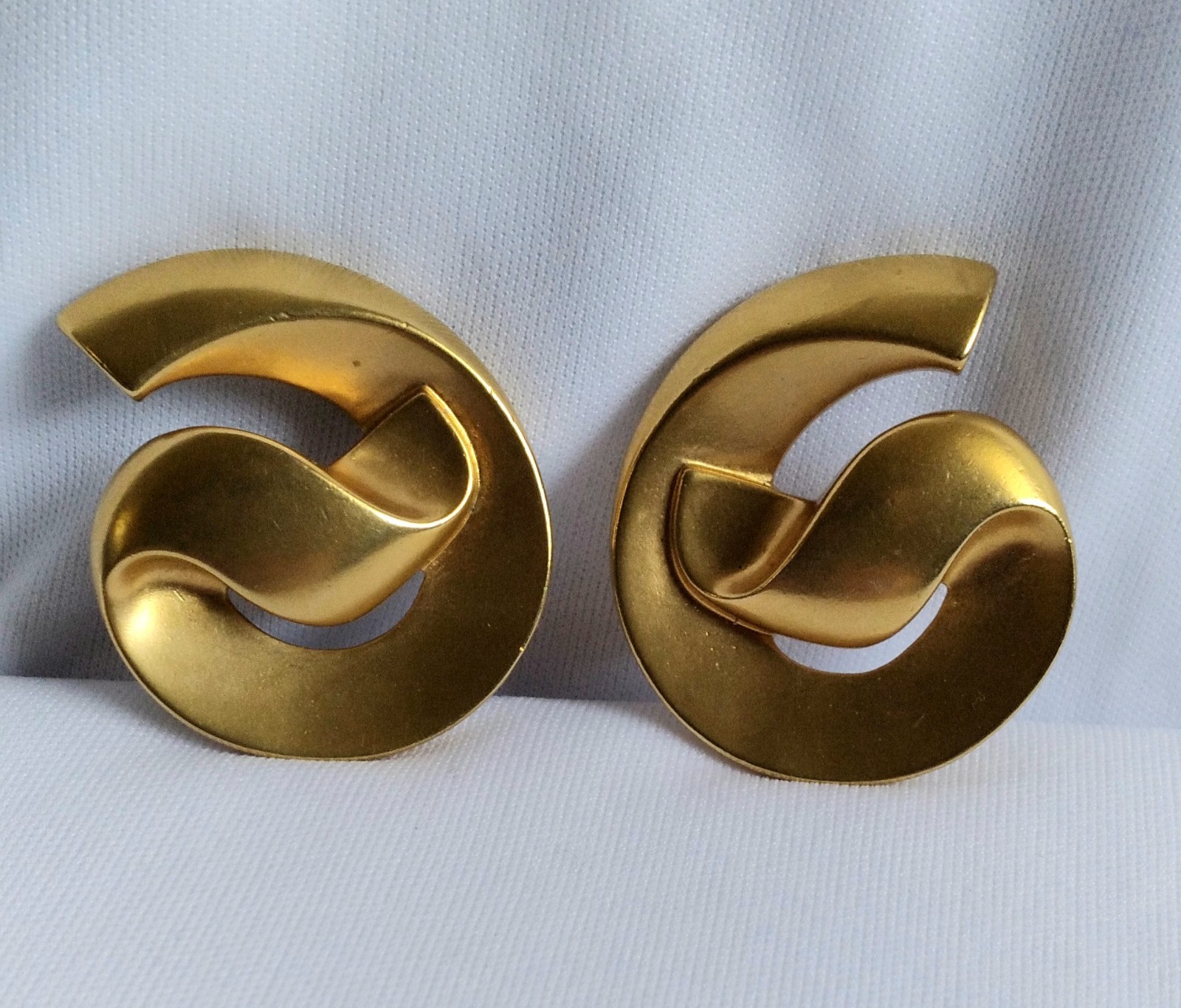 Vintage Round Swirl Ribbon Brushed Gold Tone Statement Earrings Pierced Ears