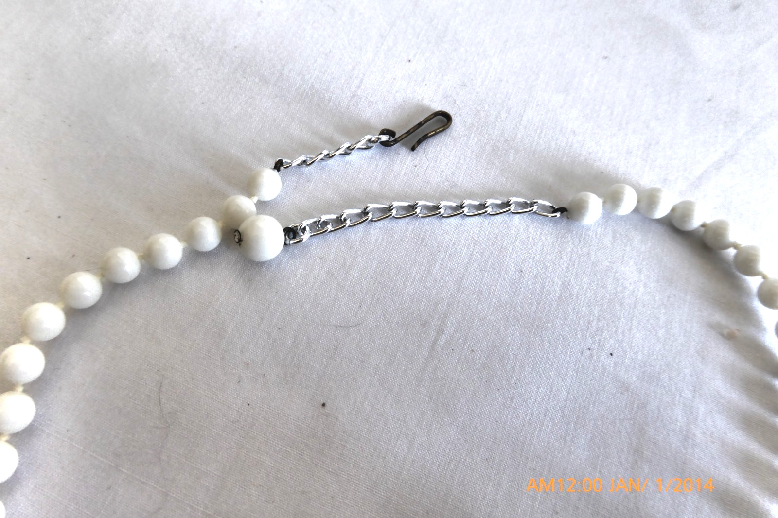 VINTAGE 50s WHITE SOFT PLASTIC PINWHEEL NECKLACE & EARRINGS SET