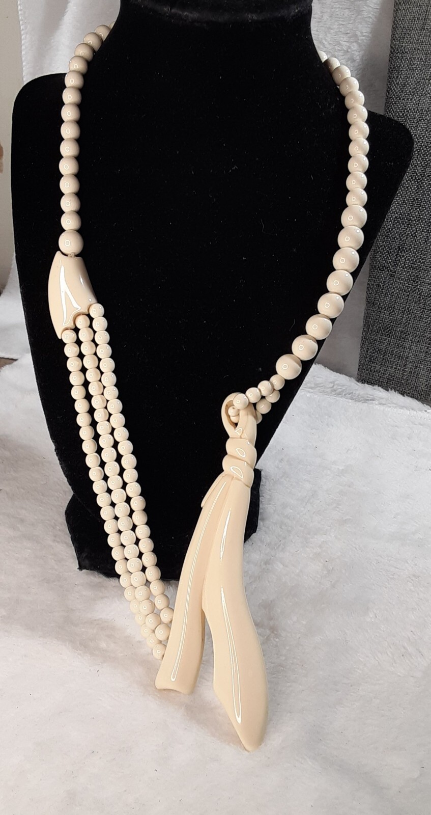 ** AMAZING Vintage Lucite Necklace – Rare Design – 24 Inch **