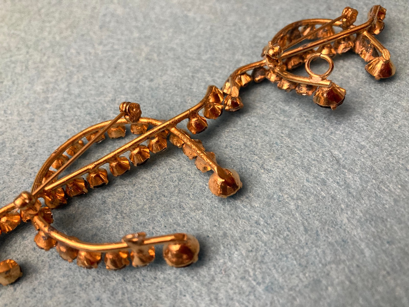 VINTAGE PAIR OF GOLD TONE RHINESTONE BROOCHES WITH BROWN AND CLEAR STONES