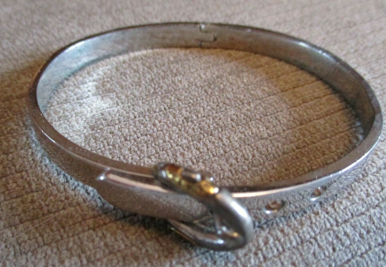 VTG. HENRI BENDEL SILVER TONE HINGED BUCKLE BRACELET