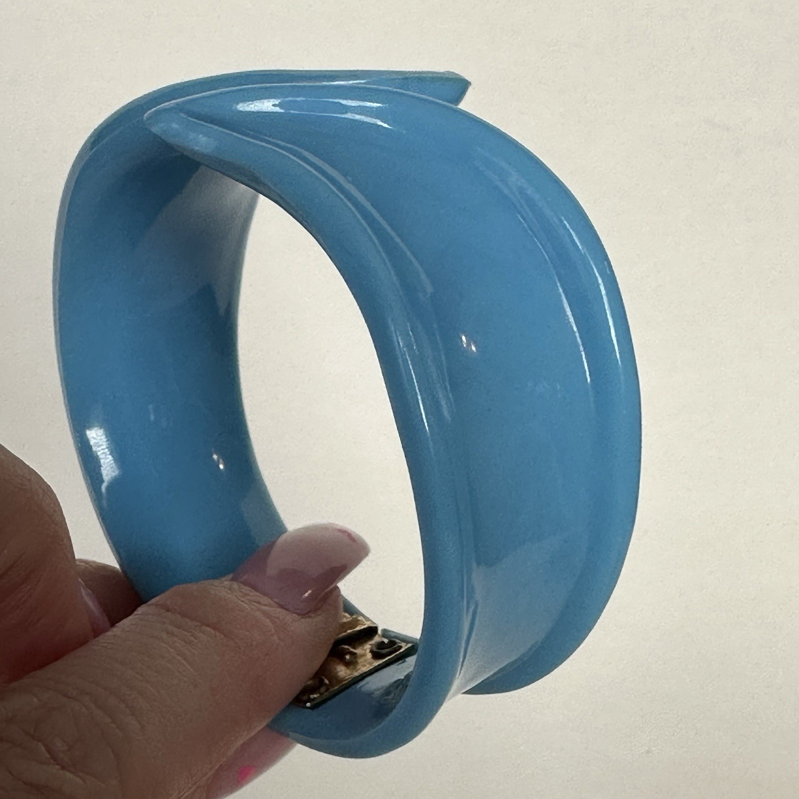 VTG Retro 60s 70s 80s Baby Blue Swirled Plastic Hinged Clamper Bracelet Bangle