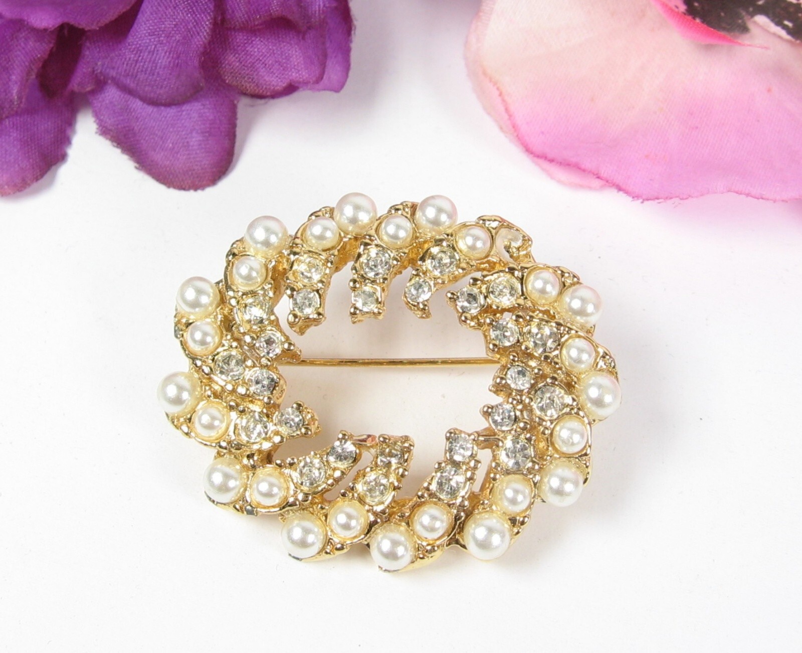 Vintage RHINESTONES & FAUX PEARLS Pinwheel PIN Brooch Goldtone Oval W/ Box