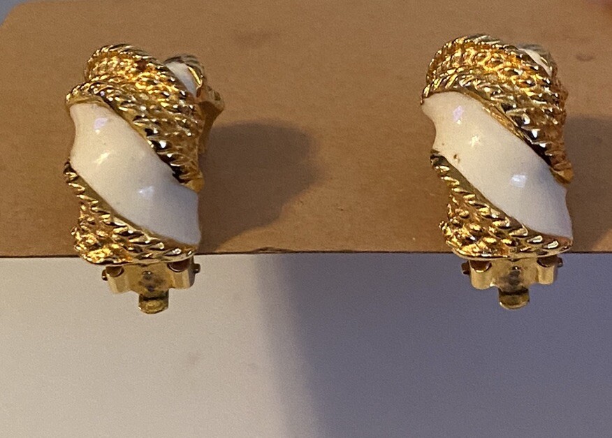Vtg GAY BOYER Signed White Enamel Gold Tone Rope Design Retro Chic NY Earrings