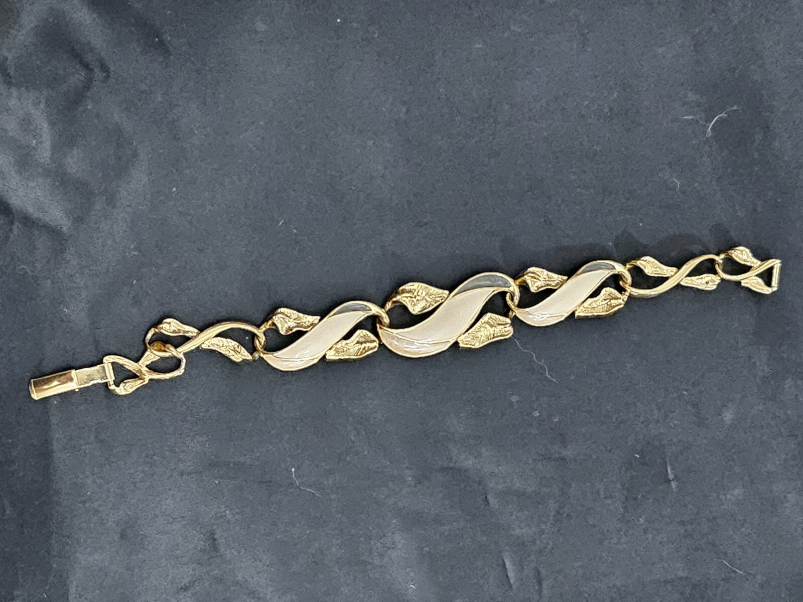 TRIFARI women bracelet gold tone and ivory color and in excellent condition.