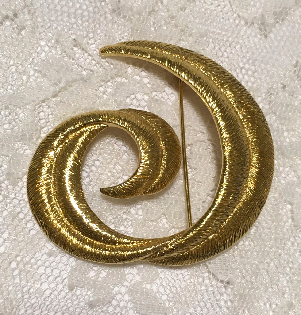 Vintage Swirl Leaf Ribbon Asymetrical Brooch Gold Tone Statement