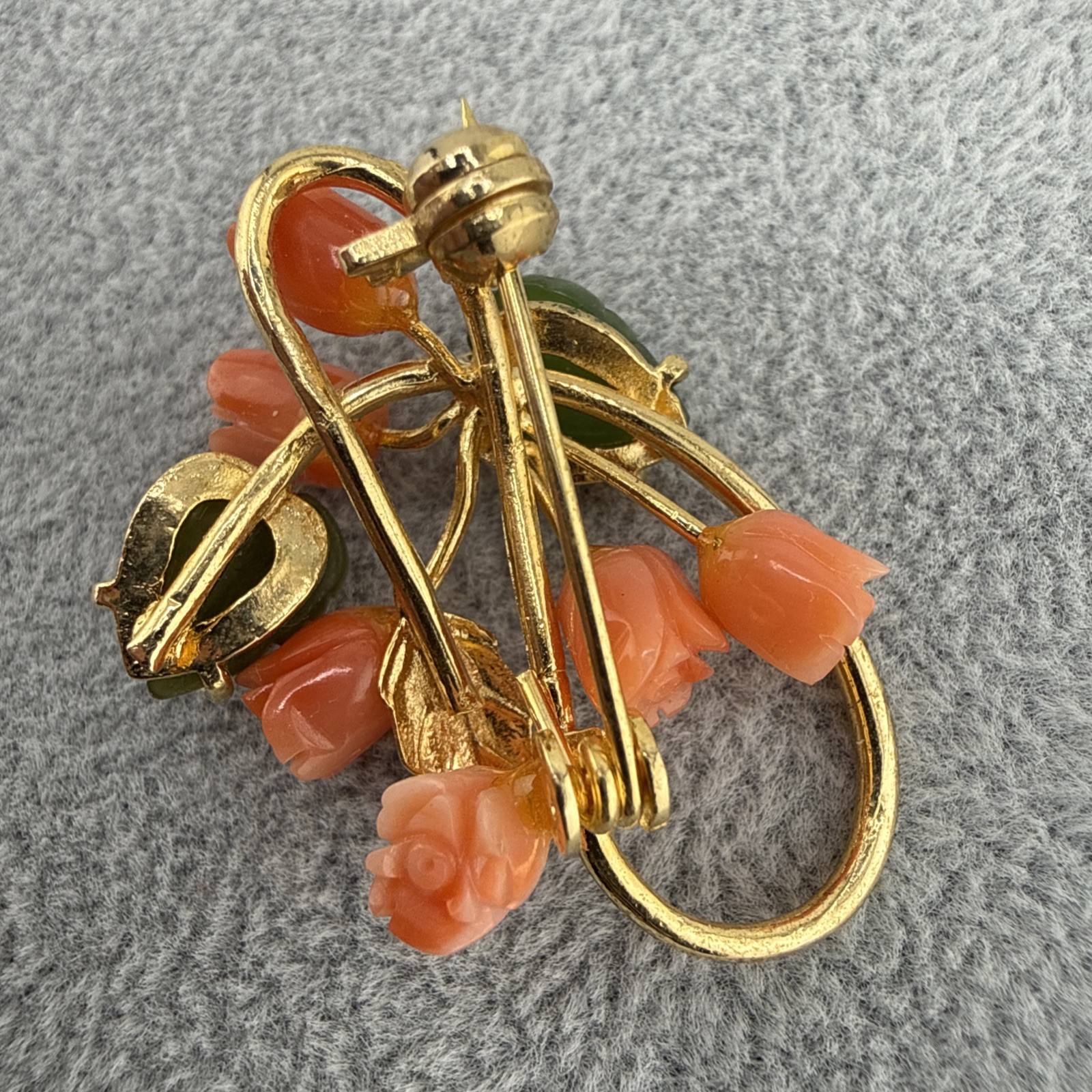 Gold Filled Coral & Jade Flower Brooch Pin – 35mm W – 5.3g J-1098