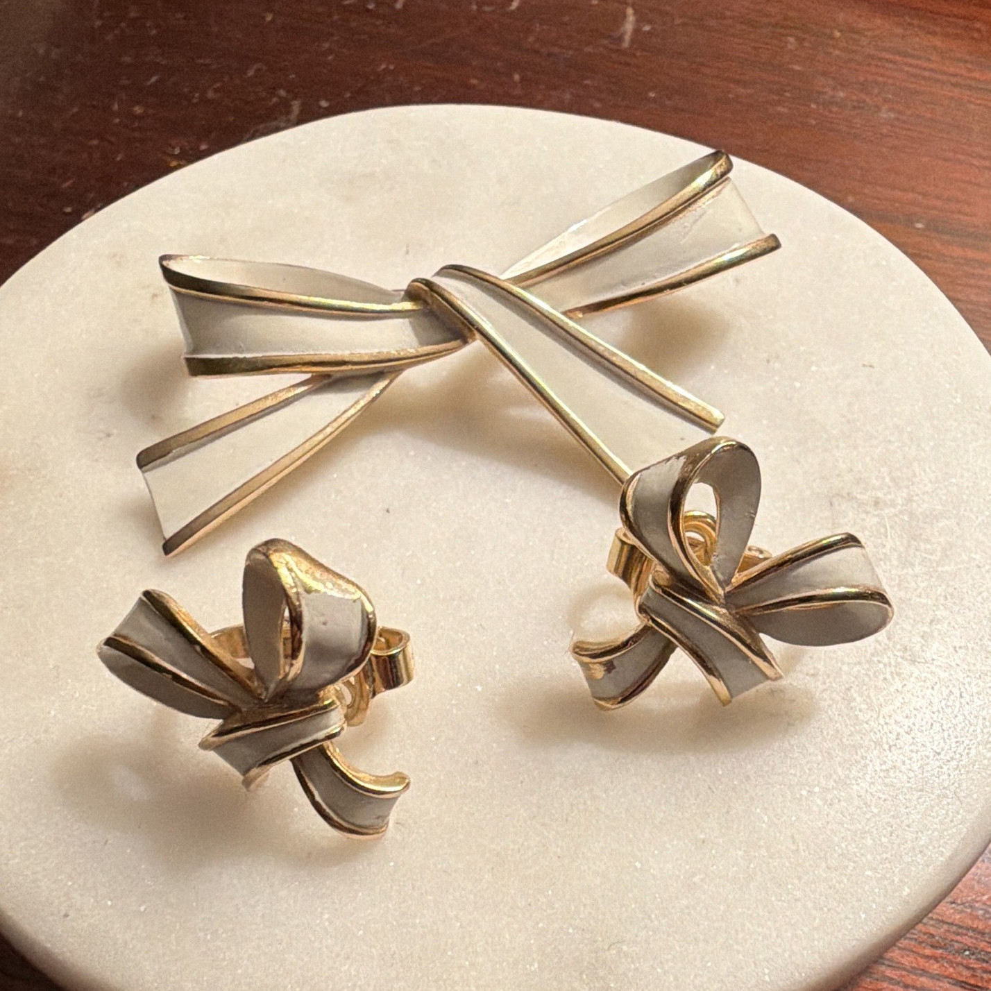Trifari Signed Bow Jewelry Set Brooch & Clip-On Earrings Gold/White