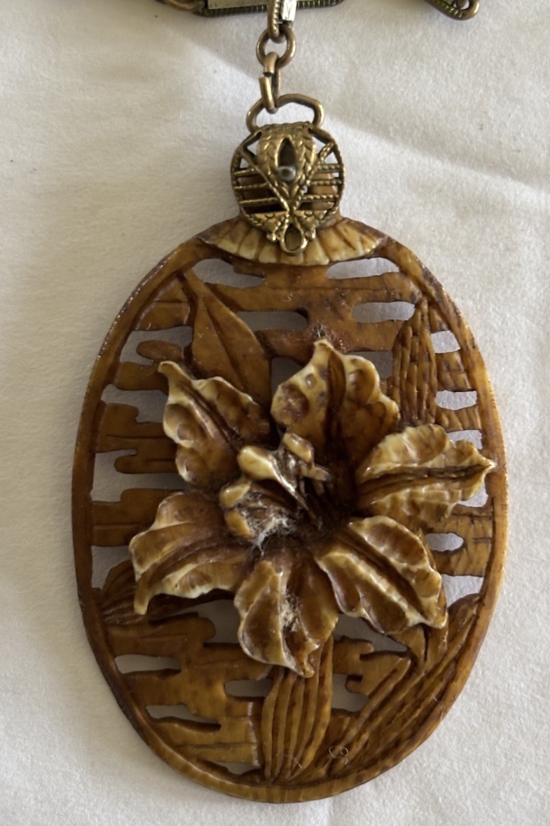 Vtg Daily Oval Pendant Repousse Enamel Chain