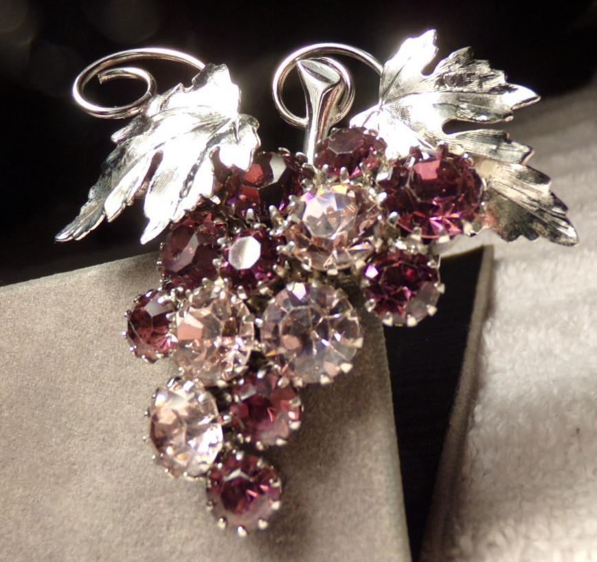 VTG 50s SILVER TONE PURPLE CRYSTAL RHINESTONE WINE VINTNER GRAPE CLUSTER BROOCH