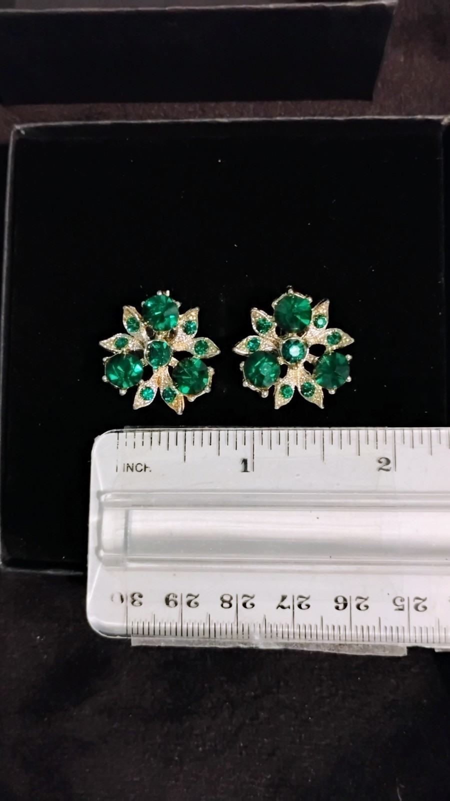 Vintage Gorgeous Vivid Emerald Green Rhinestone Silver Tone Screw Back Earrings