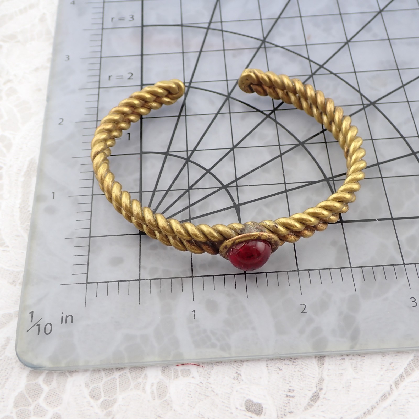 VTG Brutalist Brass Twist Rope Red Glass Distress Cabochon 6 3/4″ Cuff Bracelet