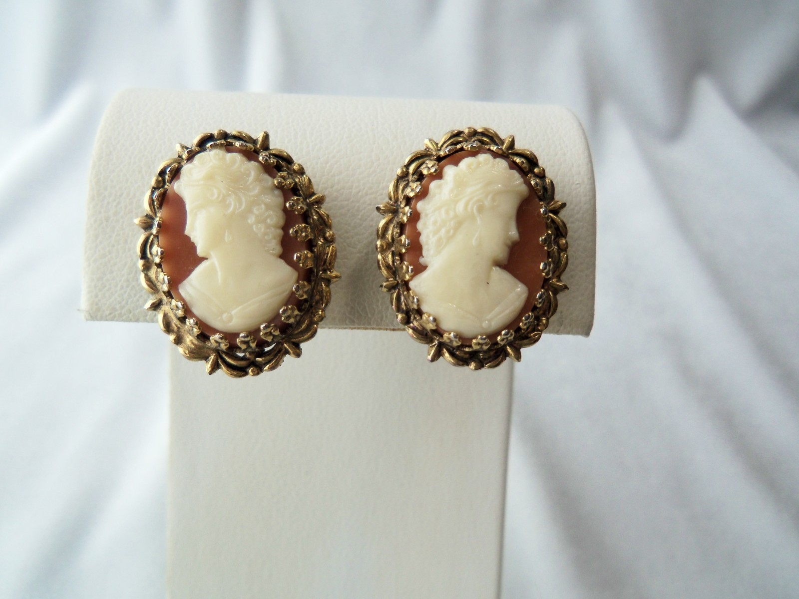Vintage White On Brown Celluloid Cameo Gold Tone Filigree Clip On Earrings