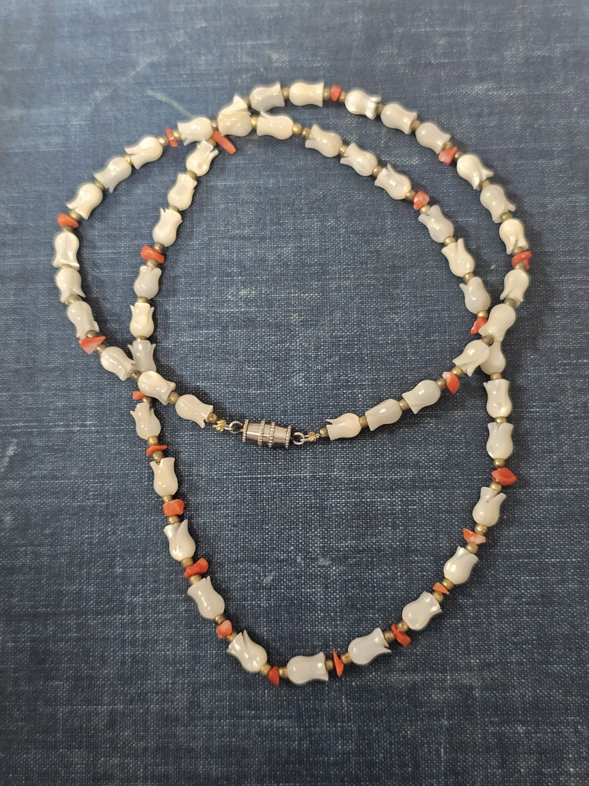 Vintage Carved Tulip Mother of Pearl And Coral Chip Goldtone Bead 23″ Necklace