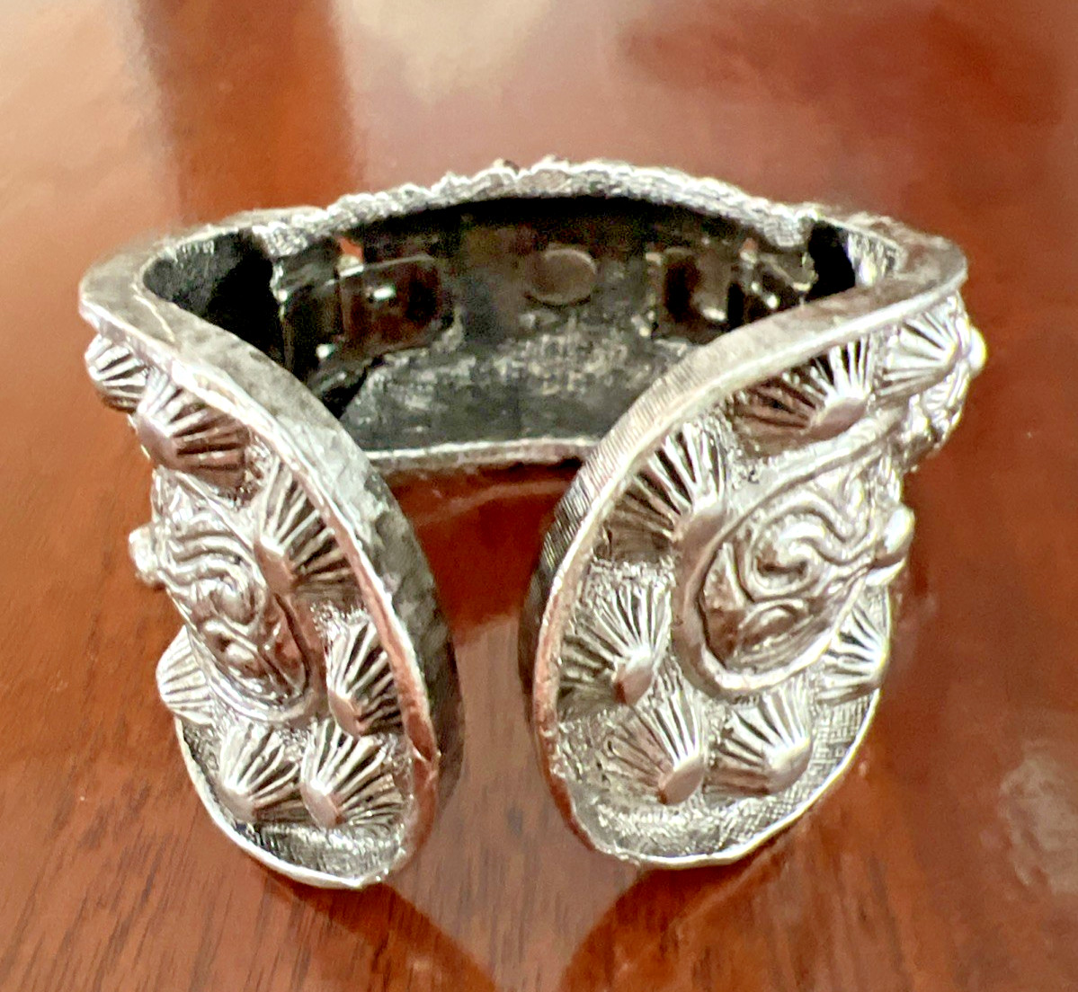 VINTAGE KENNETH JAY LANE KJL SILVER TONE ESTRUSCAN HINGED CUFF BRACELET
