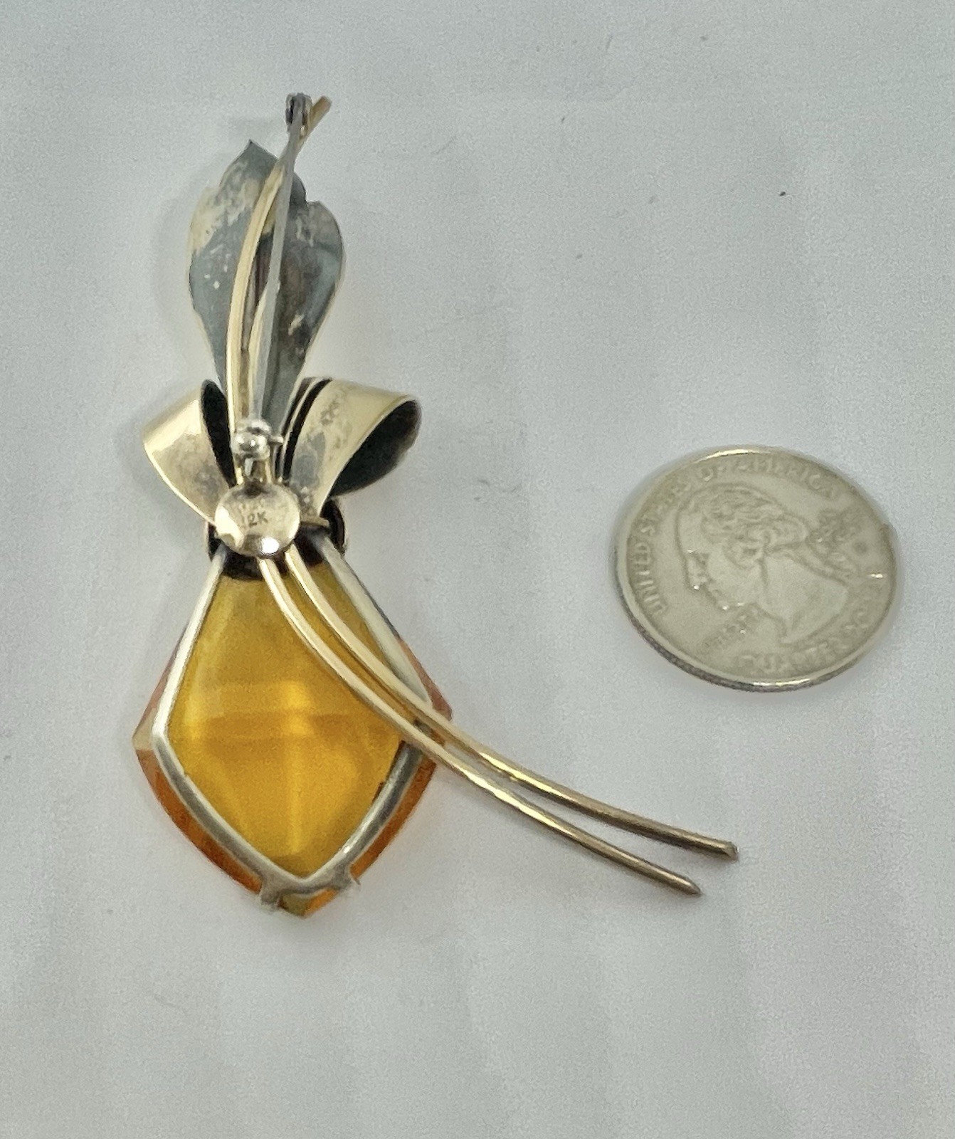 Vintage Retro Era Amber Lozenge Shape Art Glass 1/20 12kt Gold Flower Brooch