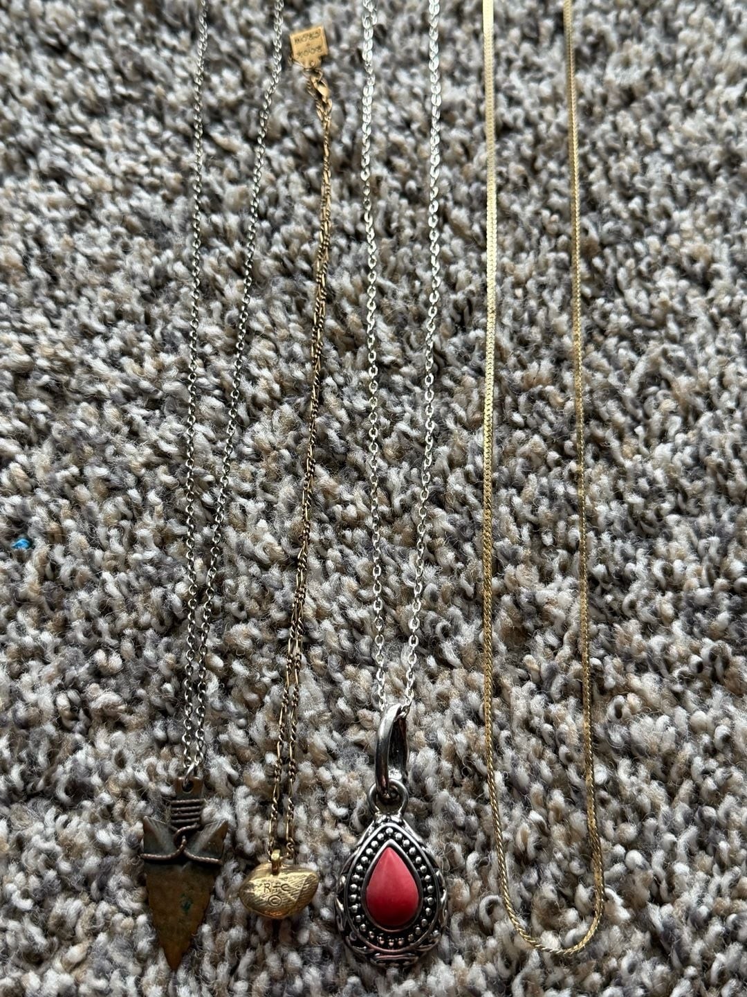 Lot of 4 Assorted vintage Necklaces Including R.C. Pendant value~85$