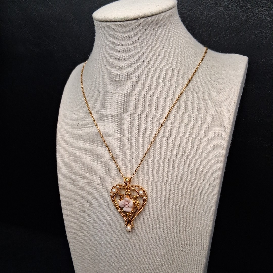 Vintag Chain Necklace Faux Pearl And Porcelain Flower Heart Pendant. 17.577