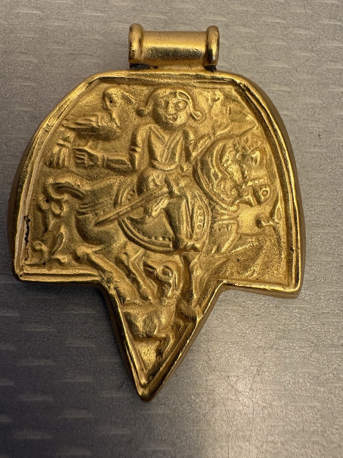 Vintage Alva Museum Replicas Goldtone Brooch Medieval Hunting Scene Falconer Dog