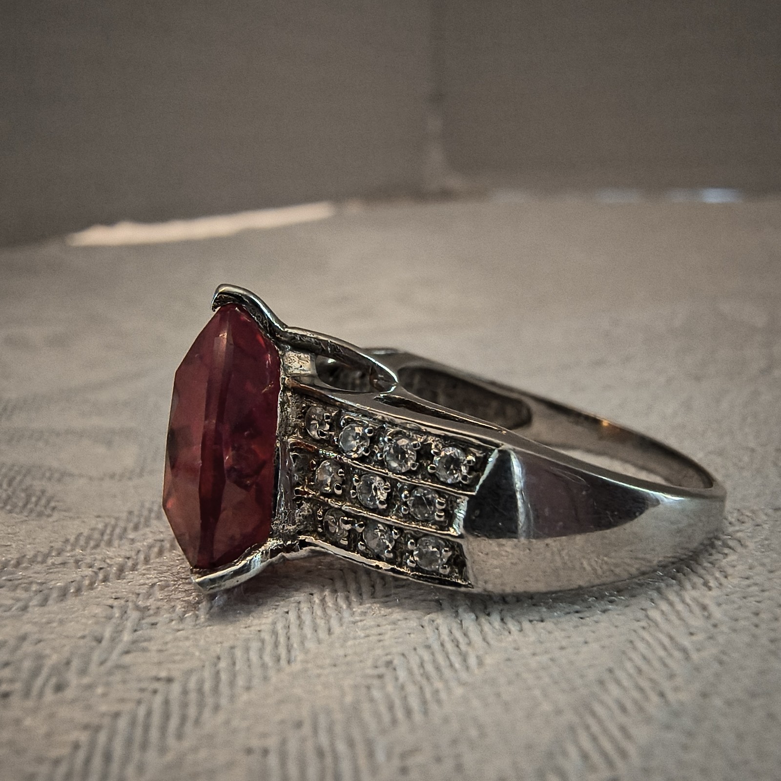Sterling Silver Cocktail Ring W Trilliant Trillion Cut Red Crystal Gem Sz 6.75