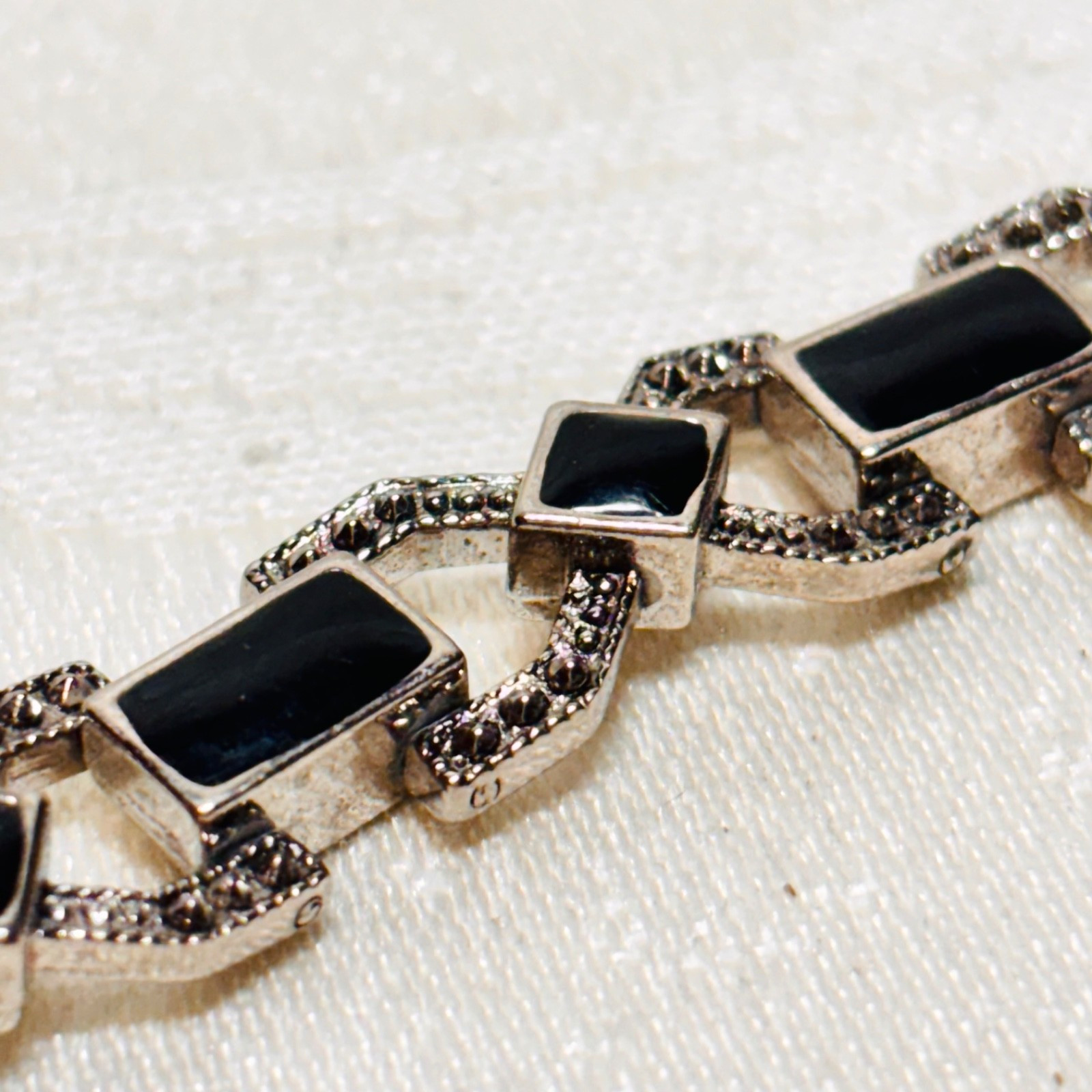 BRACELET black enamel faux gem silvertone metal fold over clasp vintage 6 3/4″ c