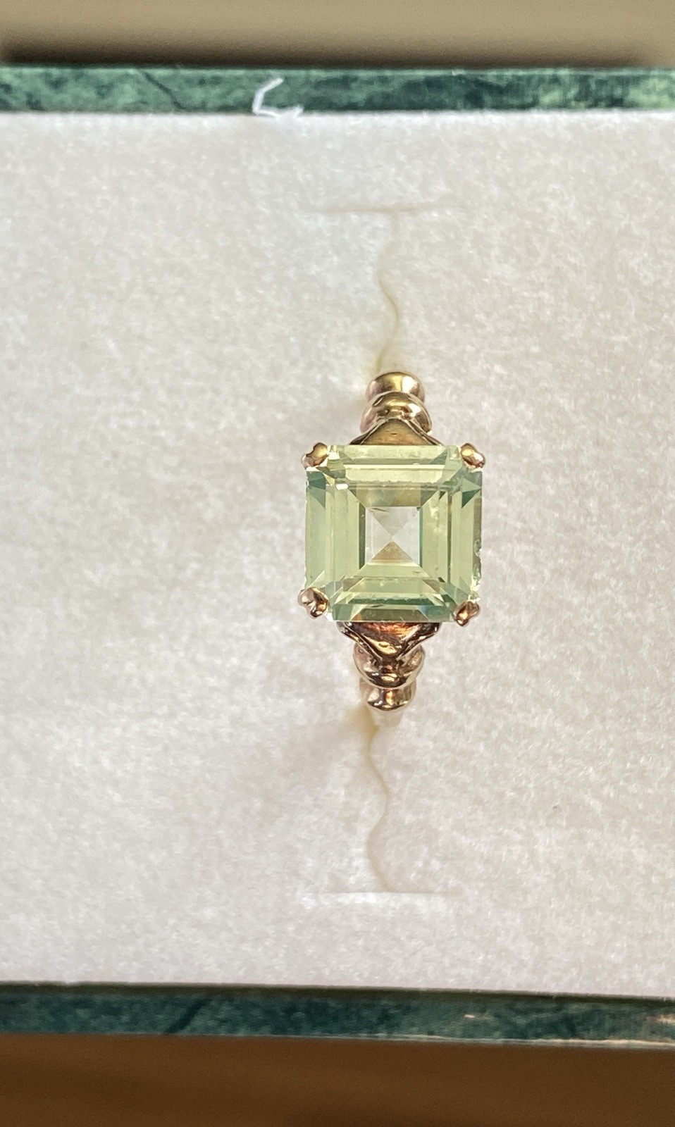 ANTIQUE 10K YELLOW GOLD URANIUM LIME GREEN SPINEL GEMSTONE RING size 6 ~ 1.7 g