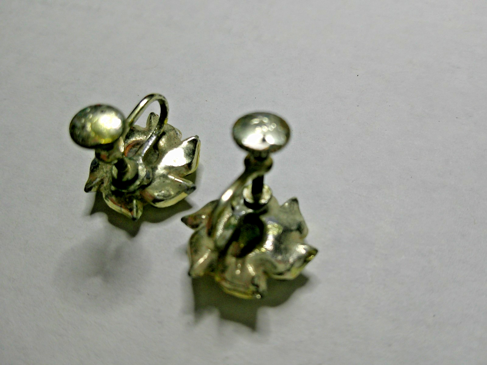 VINTAGE AURORA BOREALIS SCREW BACK EARINGS FLOWER SHAPE WITH CENTERED STONES
