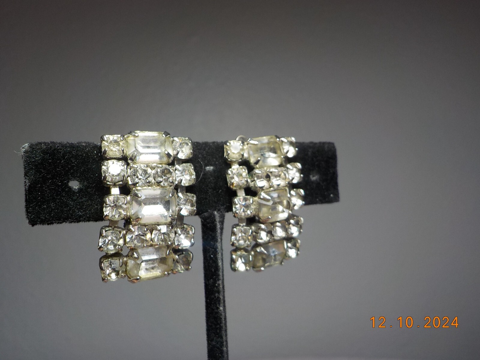 VINTAGE CLEAR RHINESTONE CLUSTER CLIP-ON EARRINGS W/EMERALD/ROUND CUT STONES