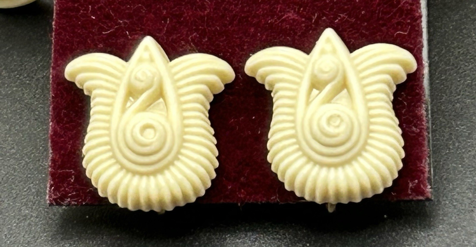 Vintage Avon Signed Ivory Plastic Jewelry Set Bracelet & Earrings Made in Japan