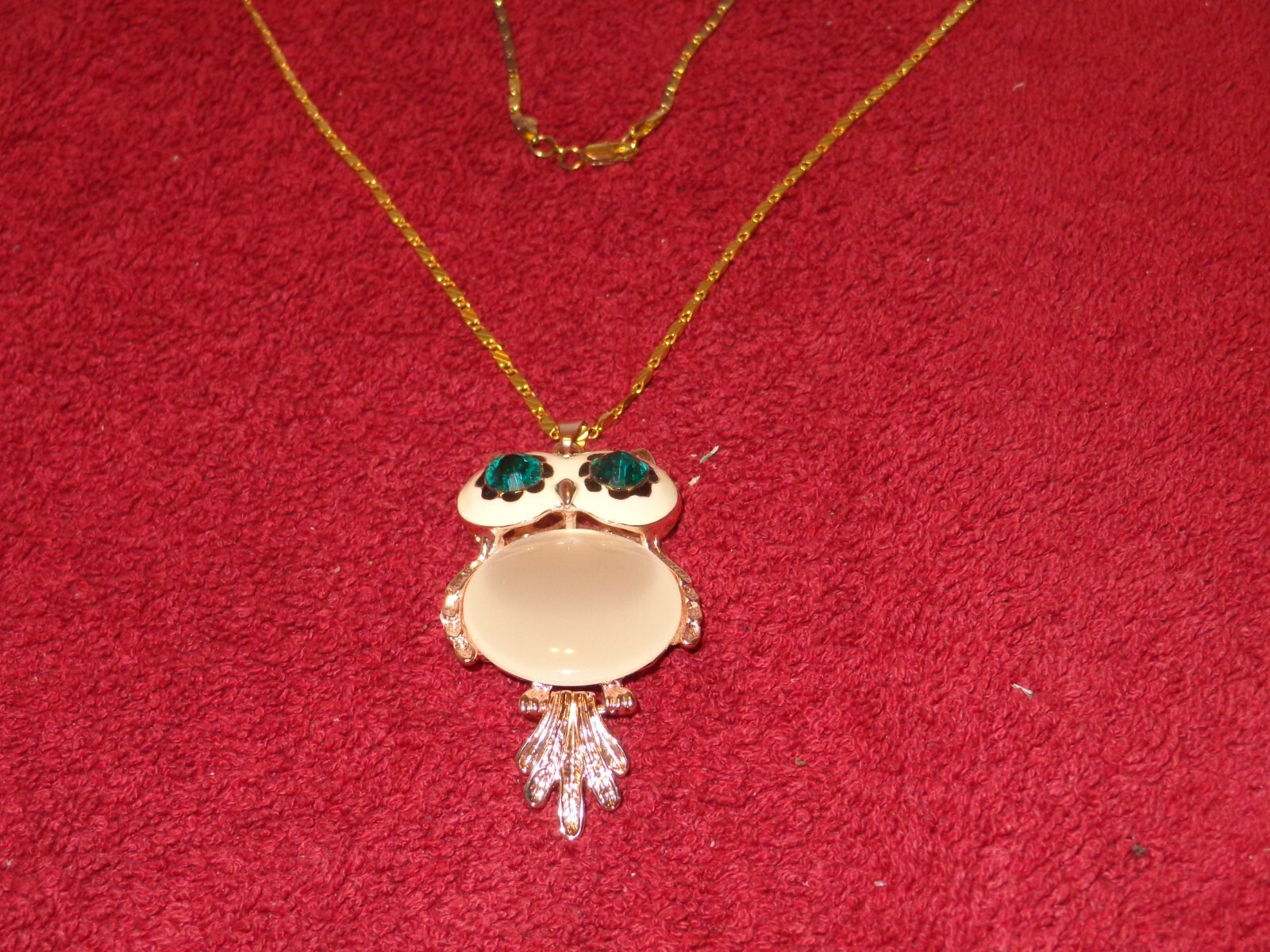 VINTAGE OWL PENDANT 2 1/2 x 1 1/2 in WITH 29 in CHAIN UNIQUE TAIL THAT MOVES-J2