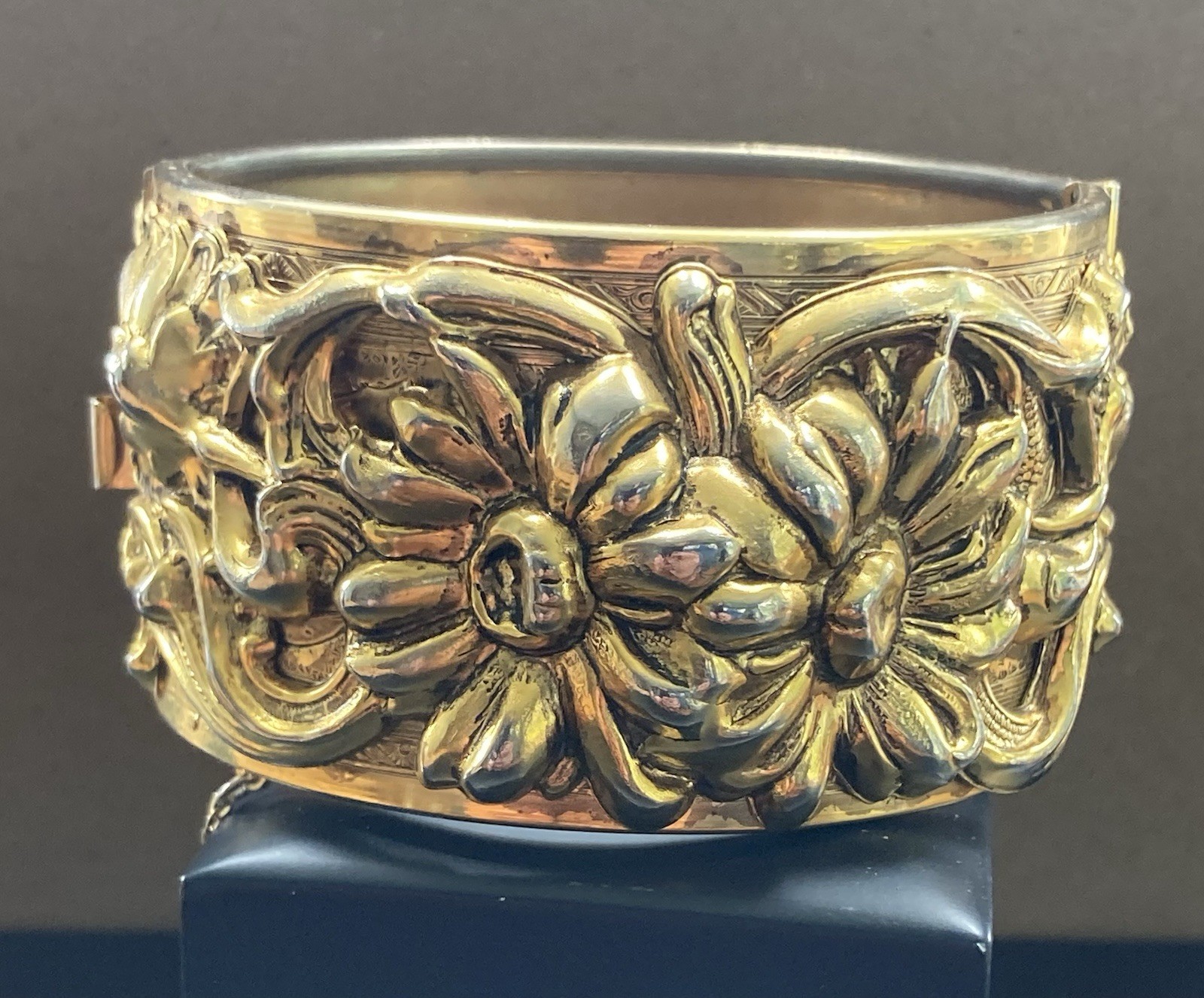 Vintage Bangle Bracelet Repousse Chunky Gold Tone 7” Signed Vargus Hinged READ