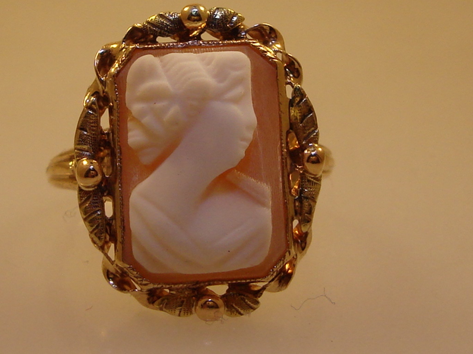 LOVELY ART DECO 10K GREEN & ROSE GOLD CARVED SHELL CAMEO RING SIGNED BDA!