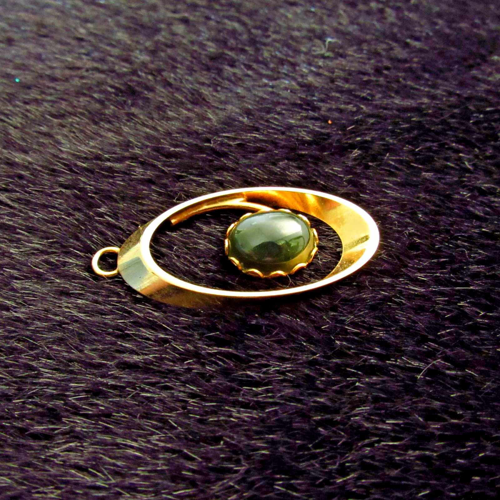 Vintage gold-toned Canadian BC Nephrite Jade Cabochon Oval Swirl Pendant