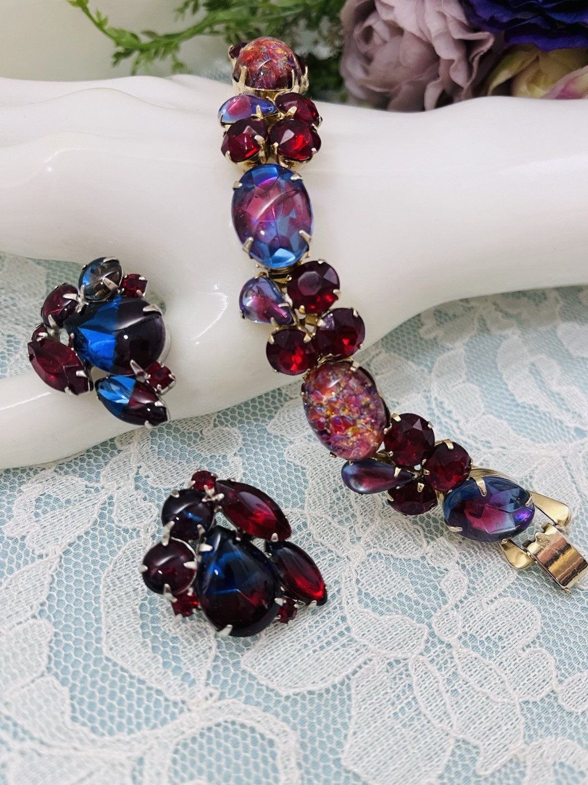 VINTAGE GOLD-TONE RUBY RED IRIDESCENT RHINESTONE LINK BRACELET & CLIP EARRINGS