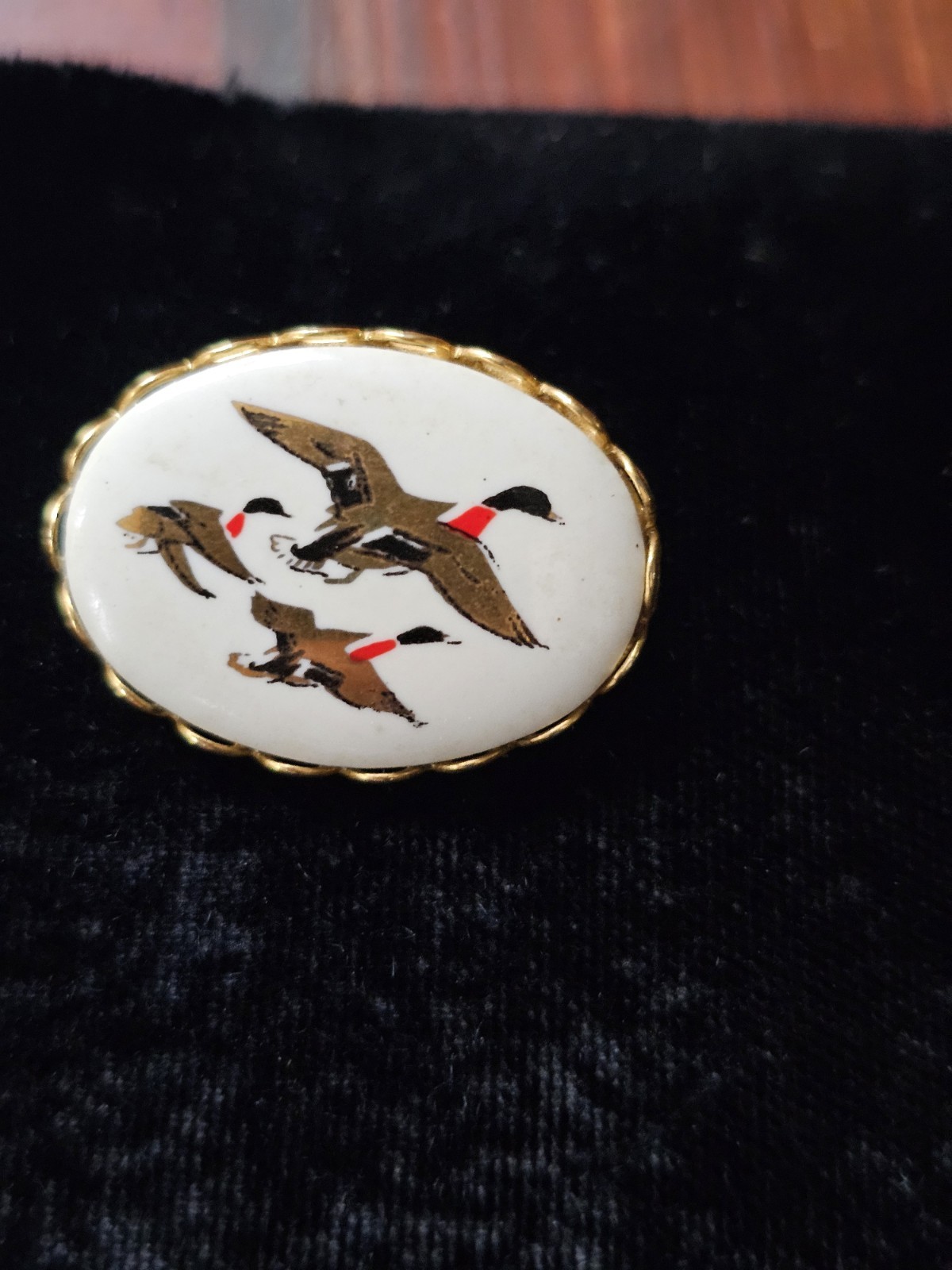 Vintage Brooch/Pin Ducks Flying Glass Oval Gold Tone Frame Gold Red Black