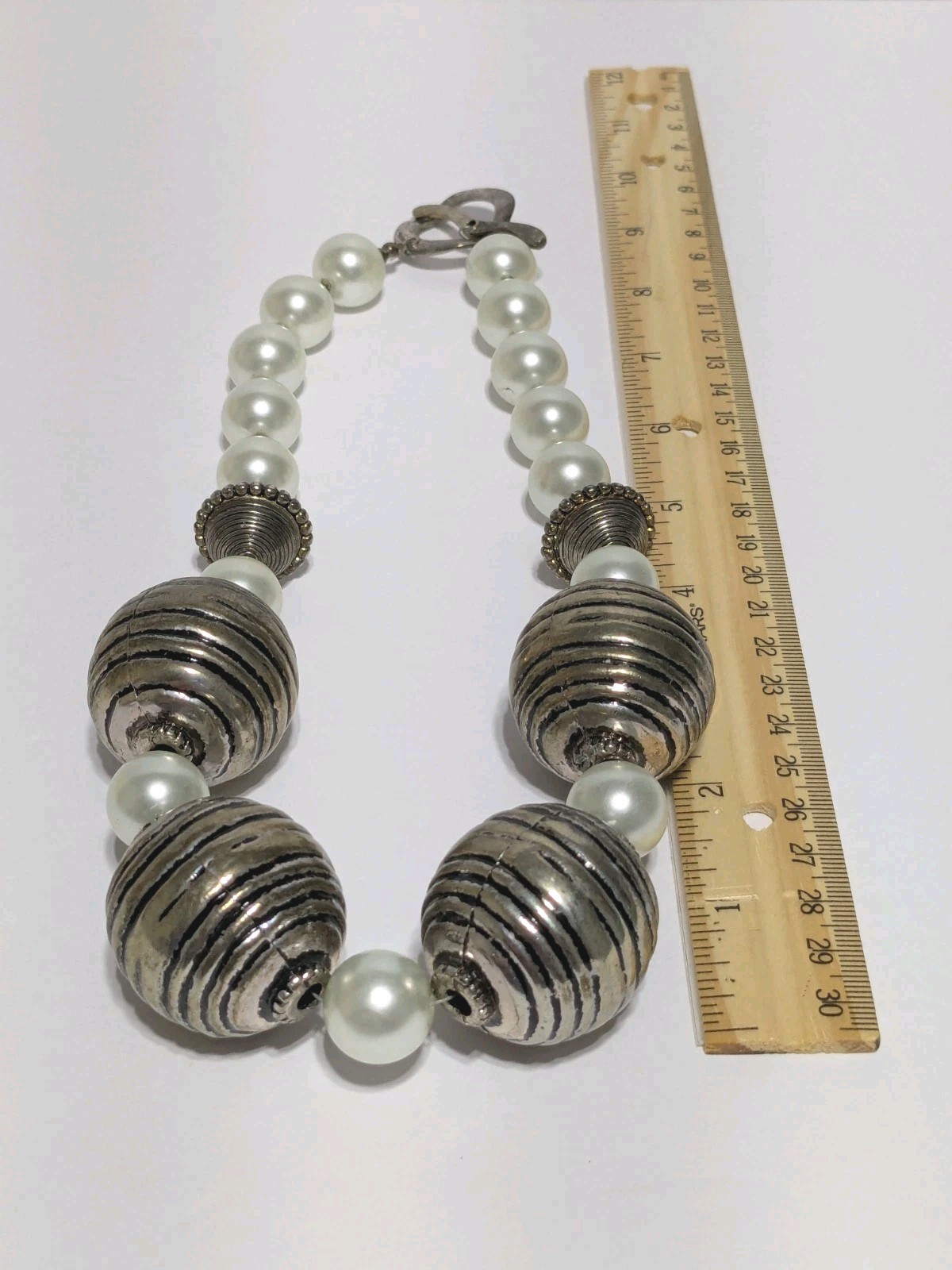 Vintage Chunky Silver Tone Etched Metal & White Glass Round Beaded Necklace 18″
