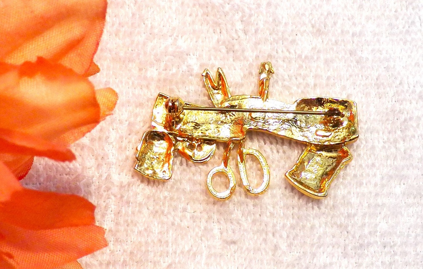 CLASSIC BROOCH SCISSORS SEWING TAPE MEASURE MATERIAL THREAD BUTTON GOLD TONE DS1