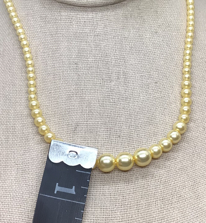 Vintage Costume Tan Plastic Graudated Simulated Pearl Necklace 16″ B006