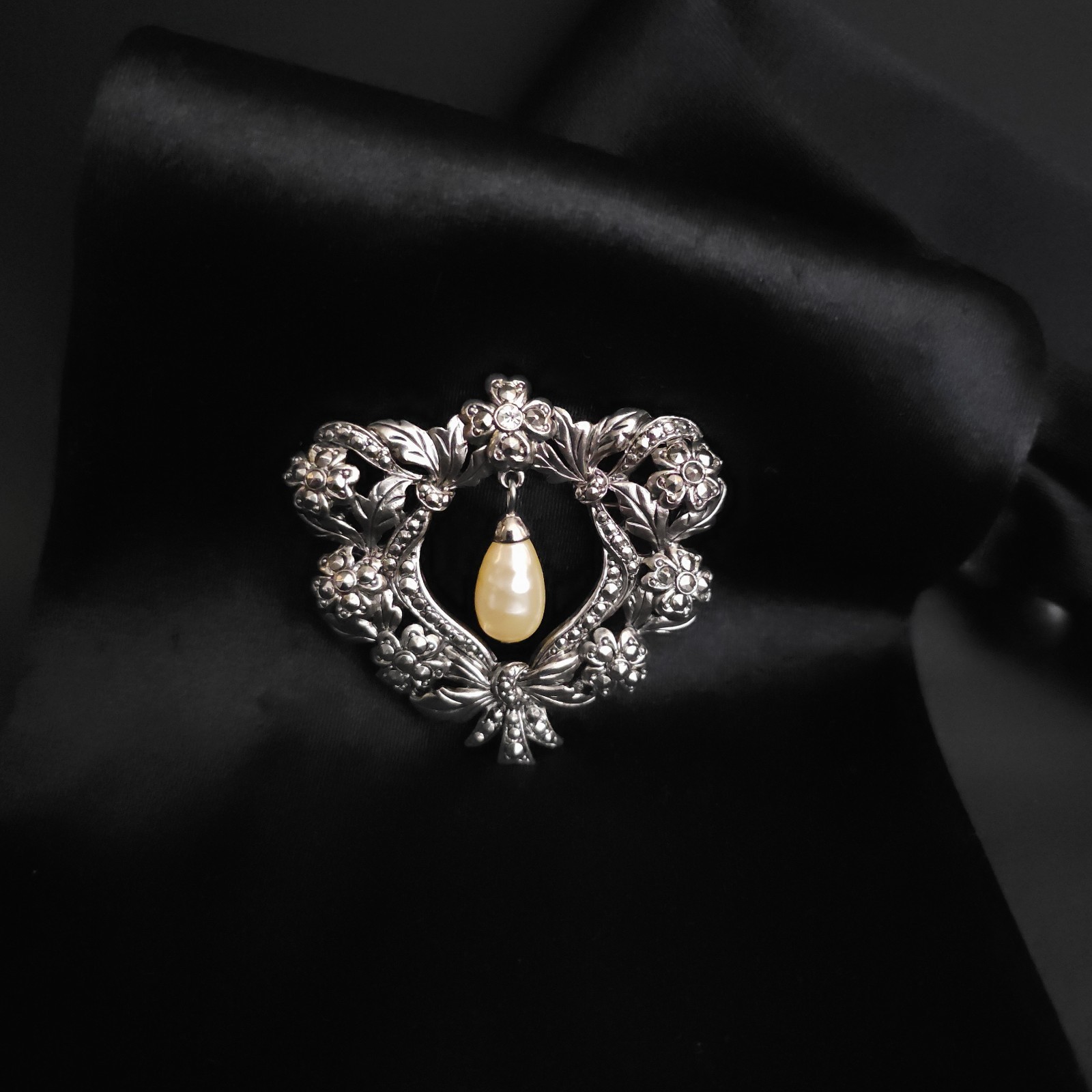 Vintage 1990s Teardrop Pearl Brooch Floral Heart Wreath Marcasite Victorian Goth