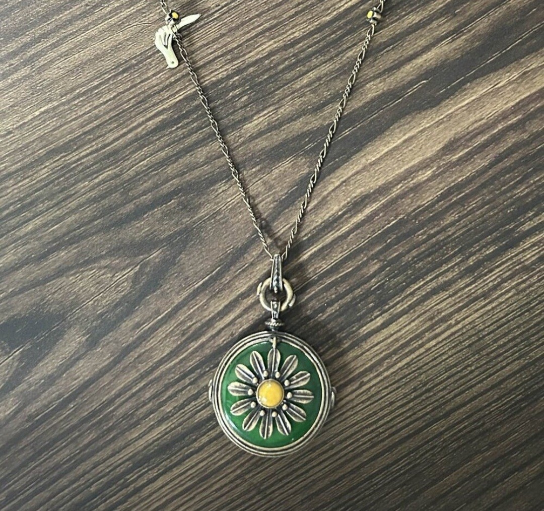 VINTAGE EMERALD AND GOLD FLOWER BIRD NECKLACE 22 INCHES STUNNING QUALITY JEWELRY