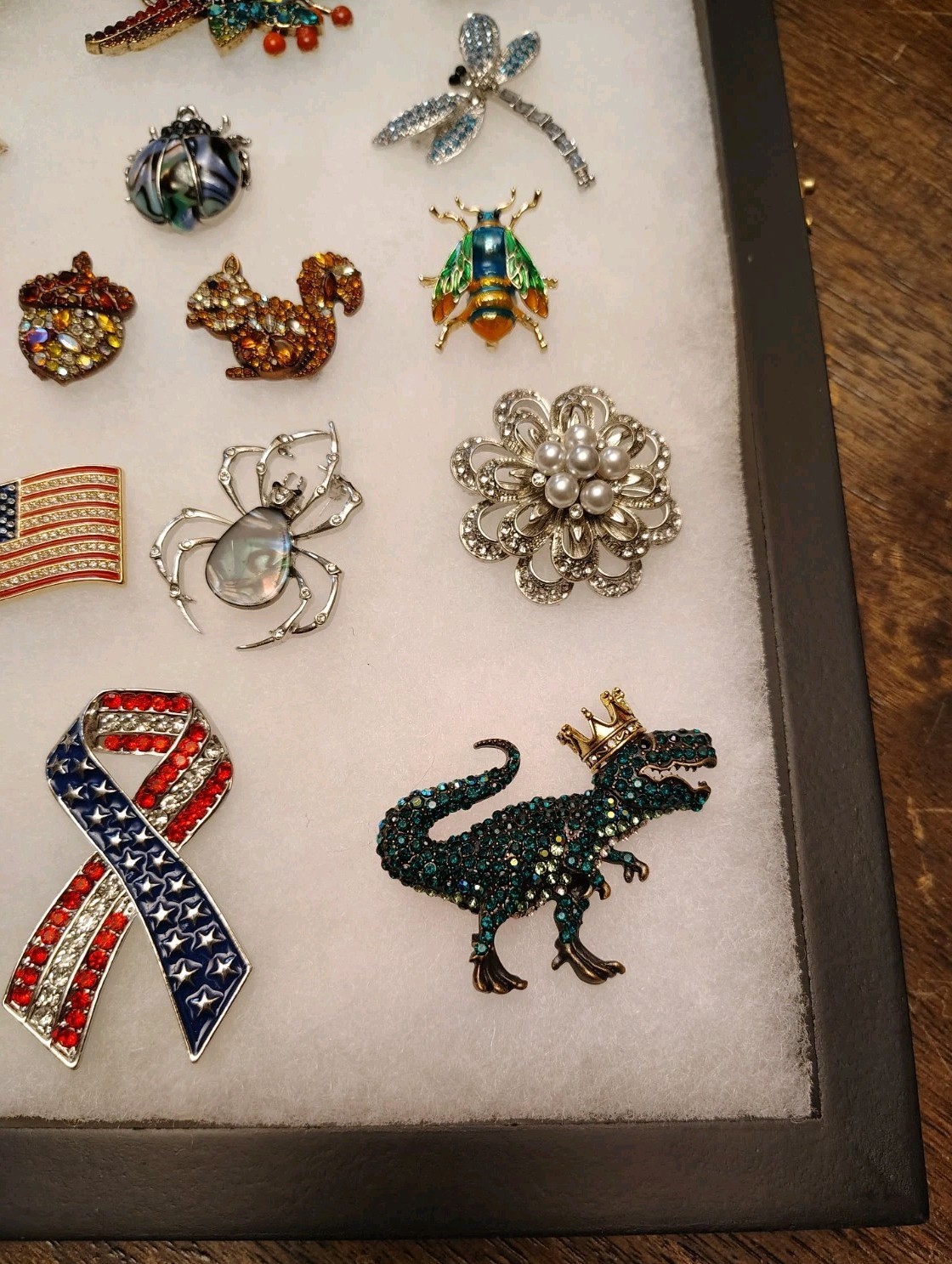 Rhinestone Brooches Lot Of 27 In Glass Front Display Case ** NEW ** ** NICE **