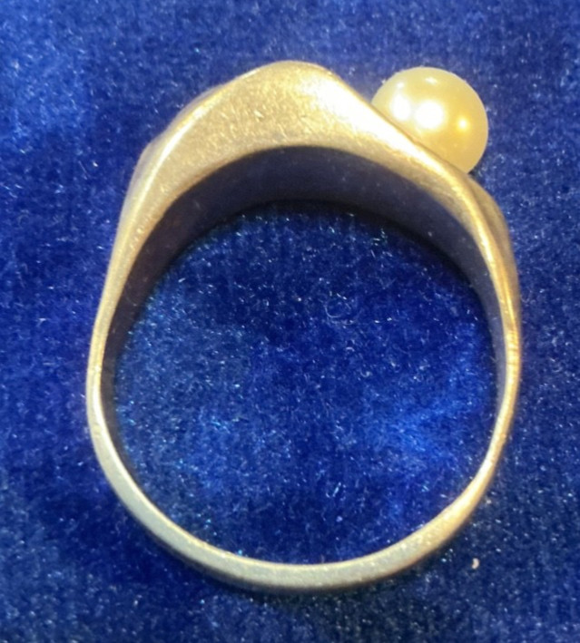 VINTAGE STERLING PEARL RING SIZE 12 VERY DIFFERENT