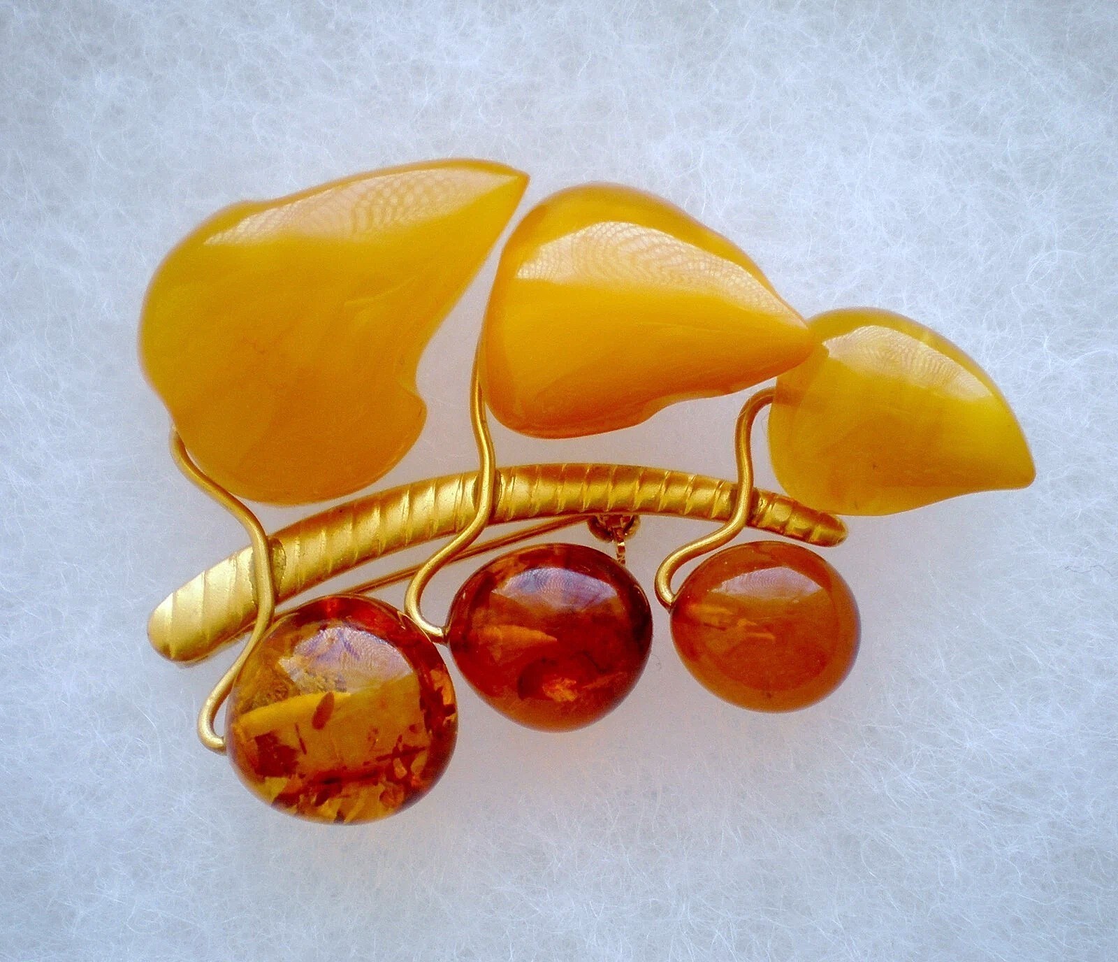 Vintage Gold Gilded Butterscotch Egg Yolk Honey Amber Leaf Berry Pin Brooch