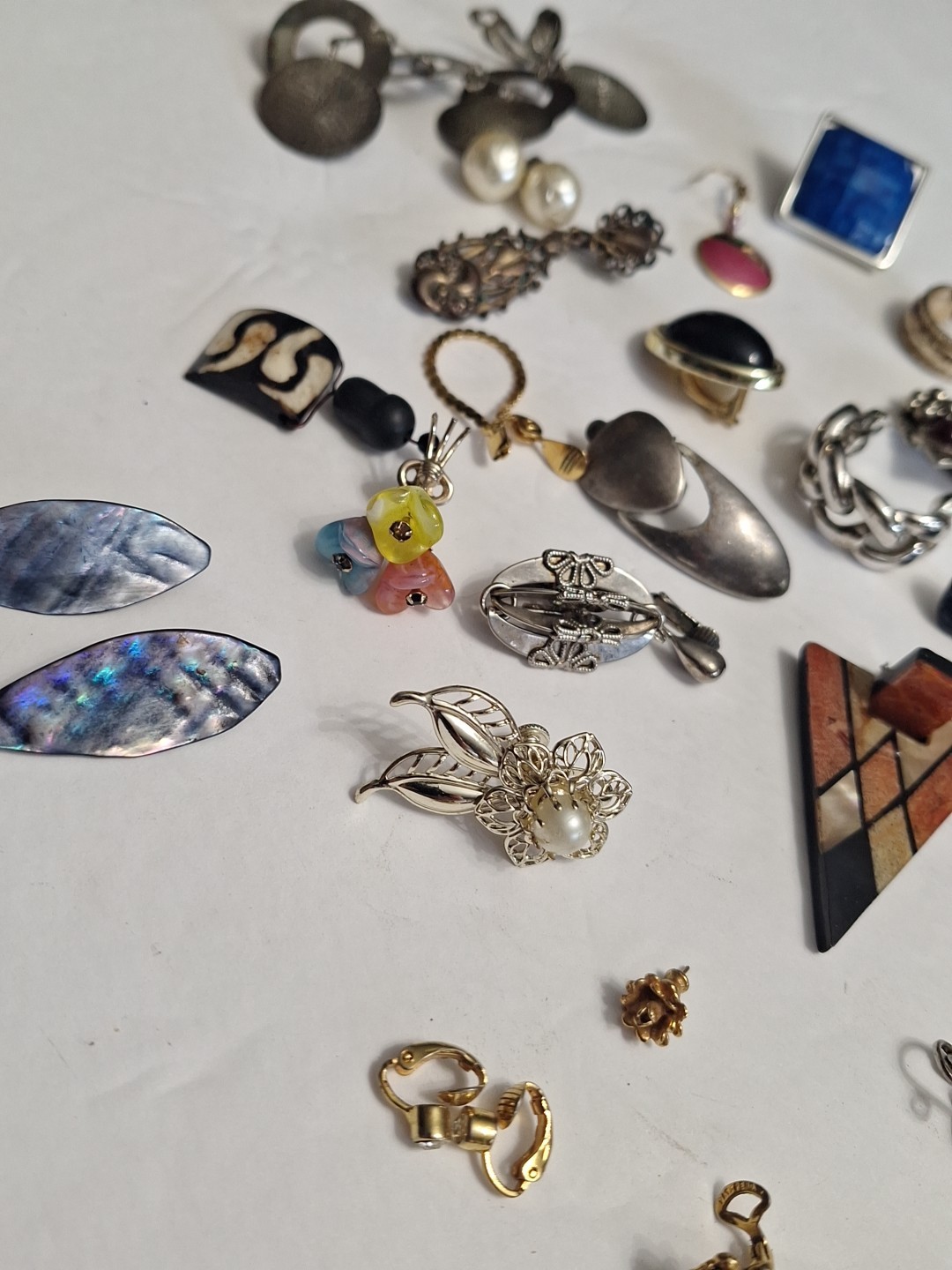Costume Jewelry Earring Lot 40 pc pre-owned SINGLES AND PAIRS. AS IS . JZ