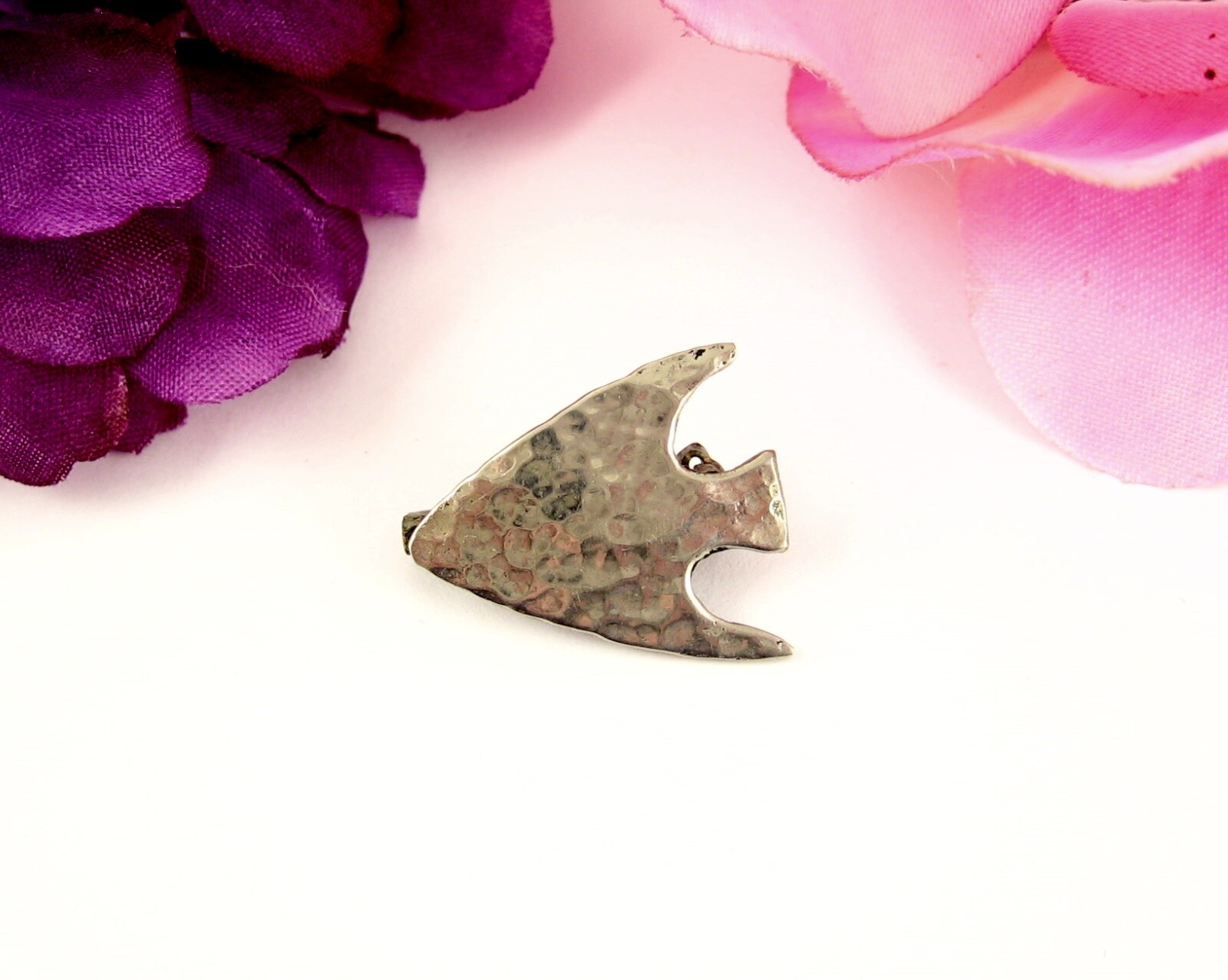 Hand Hammered ARROWHEAD PIN Vintage Small Brooch Silvertone Handcrafted 7/8″