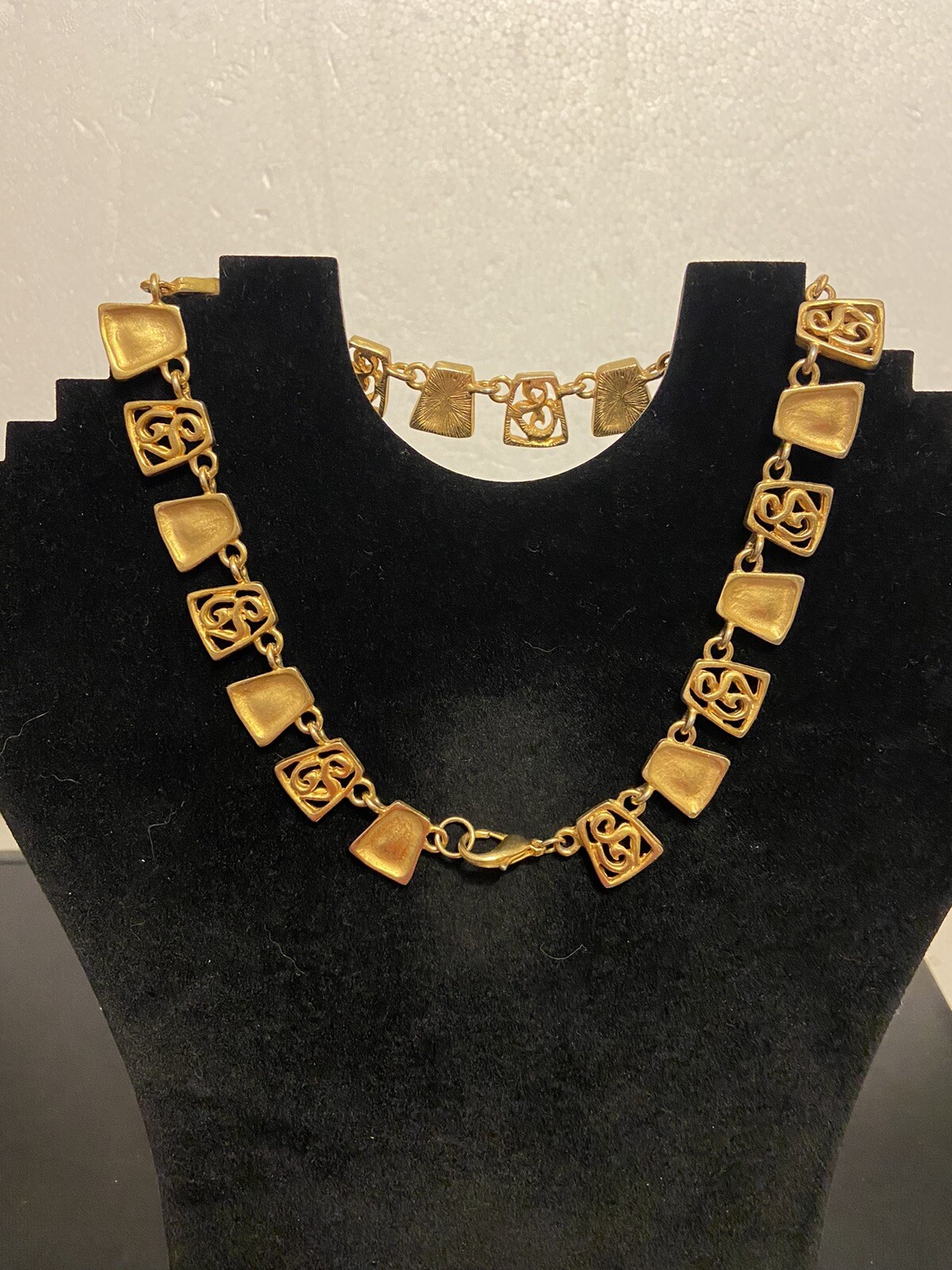 Necklace Choker Goldtone Vintage 16 1/2 in.